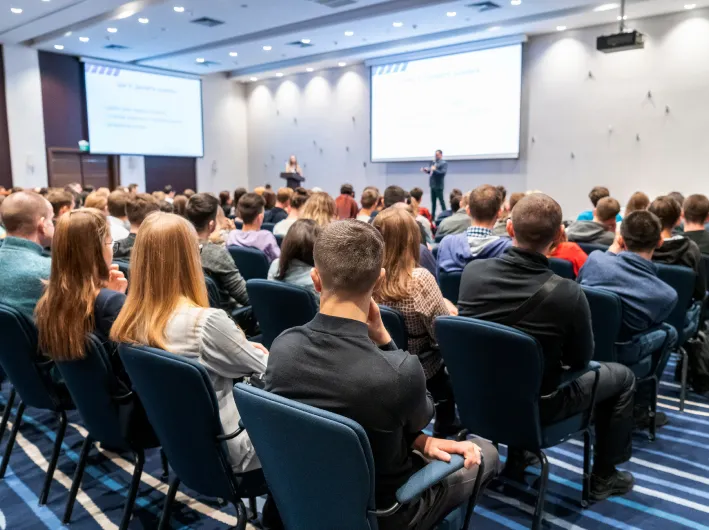 Grupo de pessoas em uma palestra Grupo de pessoas em uma palestra